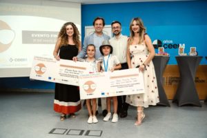 Pablo Penalva Piñera, alumno del Colegio Jaime Balmes, de Cieza, ganador del concurso y su profesora, María Dolores